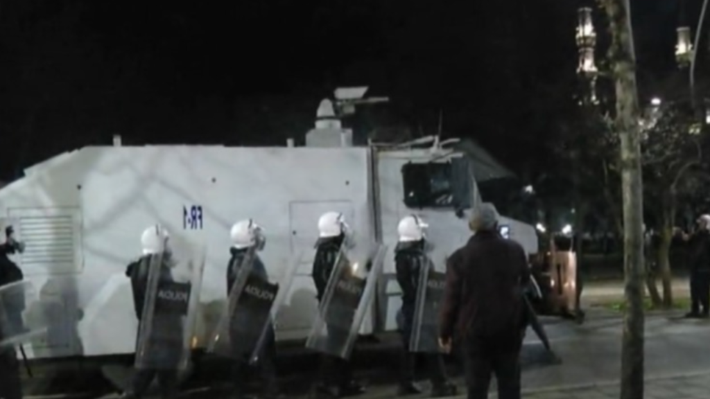 Policia shpërndan protestuesit e PD-së para Kuvendit, përdoret ujë dhe gaz lotsjellës