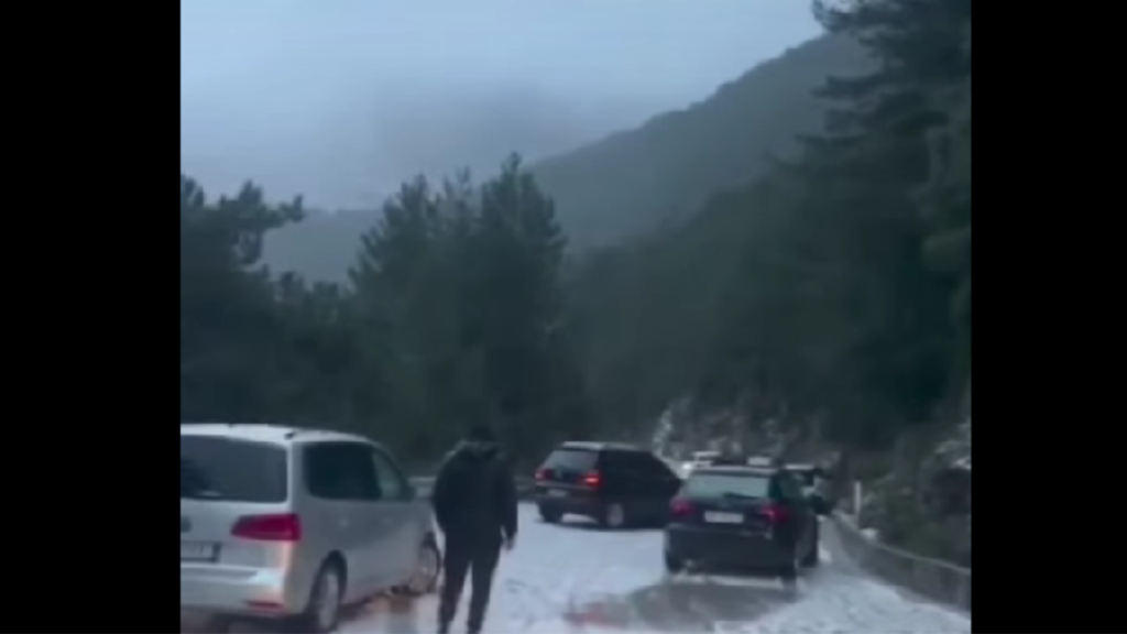 Borë e dendur në Llogara, bllokohet qarkullimi i automjeteve pasditen e sotme !