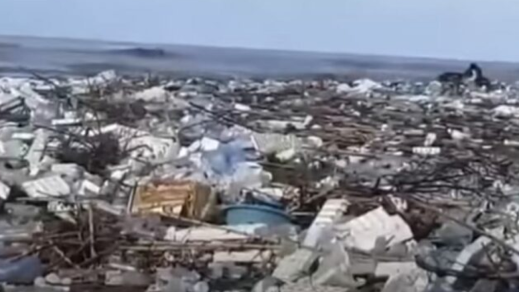 Darëzeza dhe Semani përballen me ndotje masive, 18 kilometra bregdet të mbuluar nga mbetjet