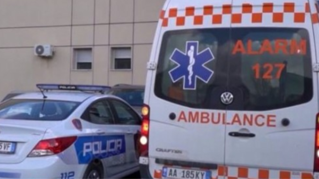 Aksident i rëndë në Gramsh, kamioni ku udhëtonin tre persona bie në humnerë, dy viktima dhe një e plagosur rëndë