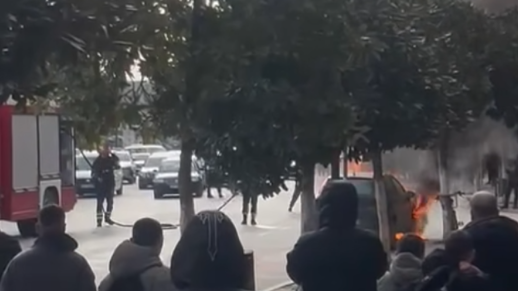 Një automjet përfshihet nga flakët në qendër të Fierit