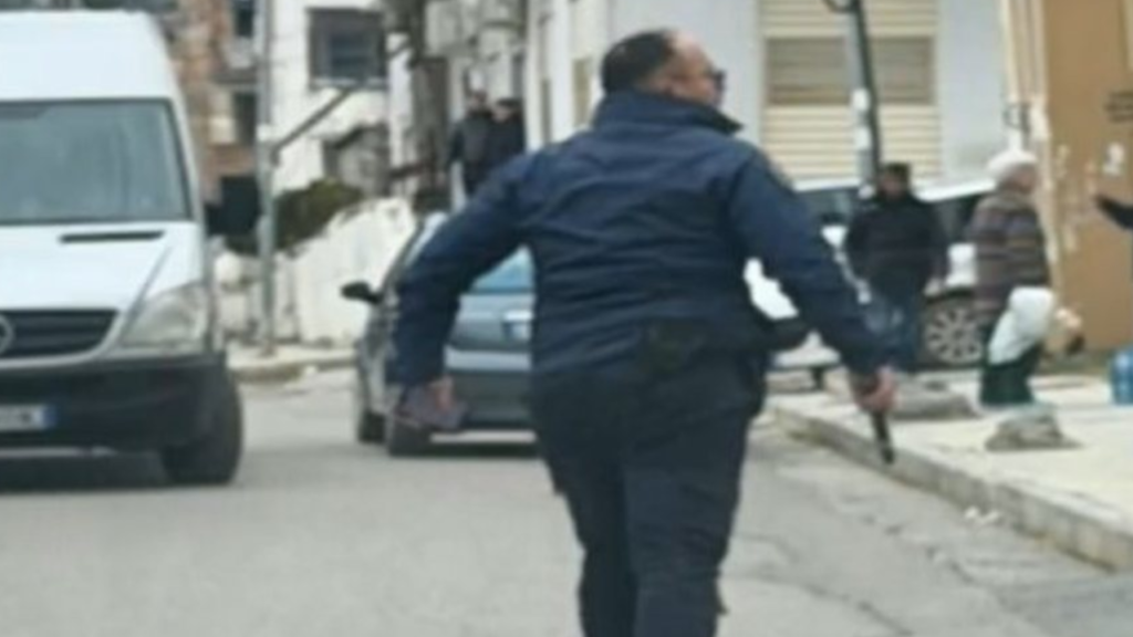 Me syze dielli mbi “hundë” dhe pistoletë në dorë, momenti kur polici i Burgjeve ndjek me vrap të arratisurin