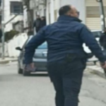 Me syze dielli mbi “hundë” dhe pistoletë në dorë, momenti kur polici i Burgjeve ndjek me vrap të arratisurin