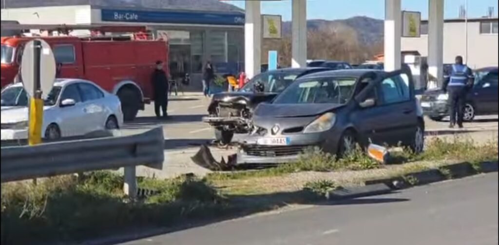 Përplasje e fortë në Peqin–Rrogozhinë, tre të plagosur rëndë Përplasje e fortë në Peqin–Rrogozhinë, tre të plagosur rëndë