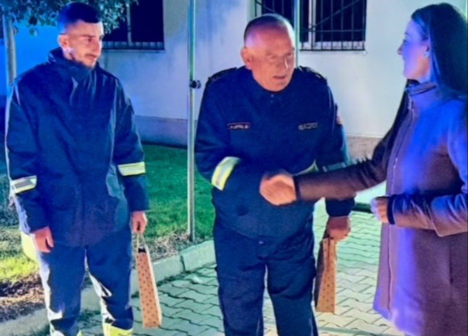 Nata e Vitit të Ri në shërbim, deputetja Zegjine Caushi pranë policëve, zjarrfikësve dhe mjekëve në Fier