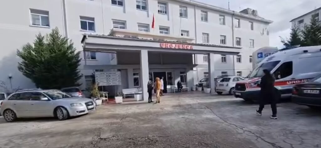 Natë feste me fluks në urgjencën e Fierit, të rinj të dehur dhe lëndime nga fishekzjarrët