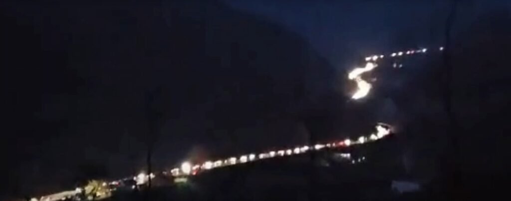 Trafik kilometrik në Përrenjas–Elbasan, mijëra qytetarë të bllokuar në temperatura nën zero