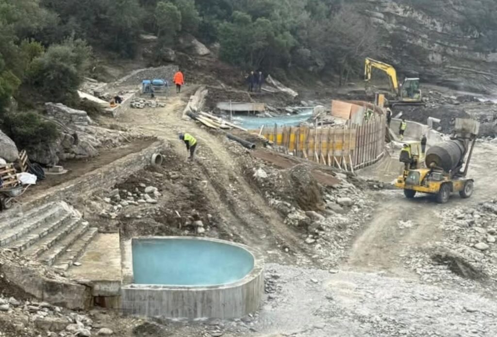 Uji që shëron prej shekujsh: Llixhat e Bënjës rilindin dhe po kthehen në arin e nxehtë të jugut