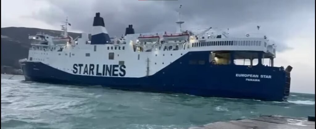 Kushte të vështira në Portin e Vlorës, “European Star” ankorohet me ndihmën e rimorkiatorëve