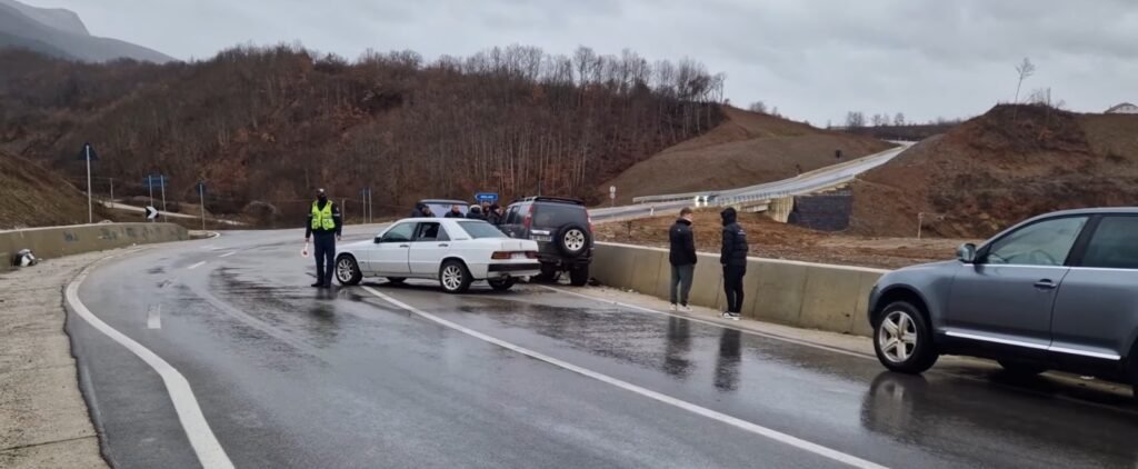 Përplasje mes dy automjeteve në Peshkopi–Maqellarë, tre të plagosur dërgohen në spital