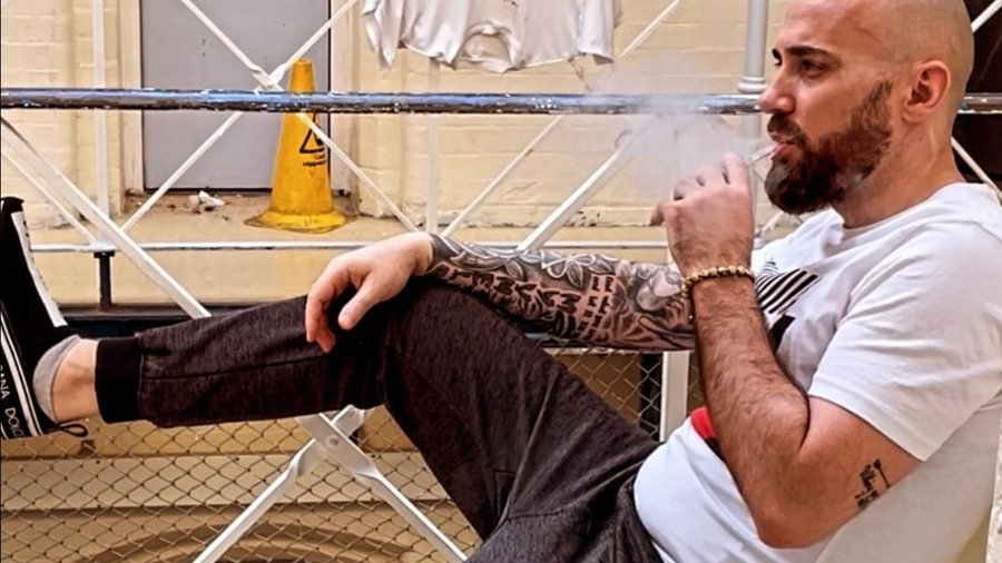 A është e drejtë që të burgosurit shqiptarë që kanë kryer krime në Angli të riatdhesohen dhe ta vuajnë dënimin në Shqipëri? Shqipëria “shet b*then” për 4 milionë paund.