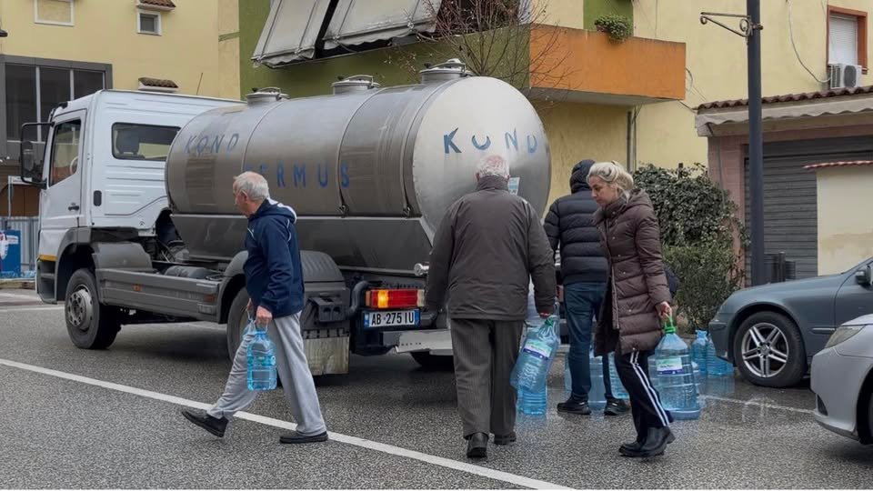 Përmbytjet në Fier: 15 autobotë angazhohen për furnizimin me ujë të pijshëm