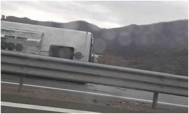 Dy aksidente në Rrugën e Kombit, përmbyset një autobus, përplasen disa automjete