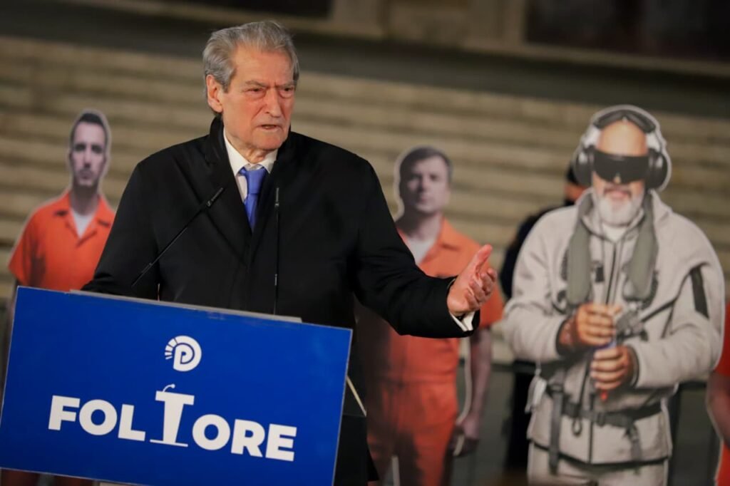 “Më 24 janar, ditën do ta bëjmë natë”, Berisha nga foltorja para Kryeministrisë thirrje për protestë masive “Më 24 janar, ditën do ta bëjmë natë”, Berisha nga foltorja para Kryeministrisë thirrje për protestë masive