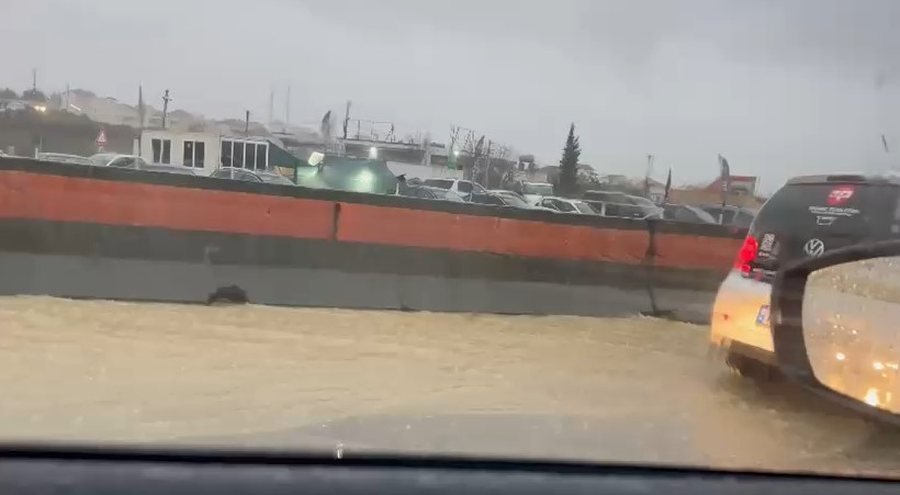Bllokohet përkohësisht aksi Tiranë–Durrës nga përmbytjet, policia orienton trafikun në rrugë alternative