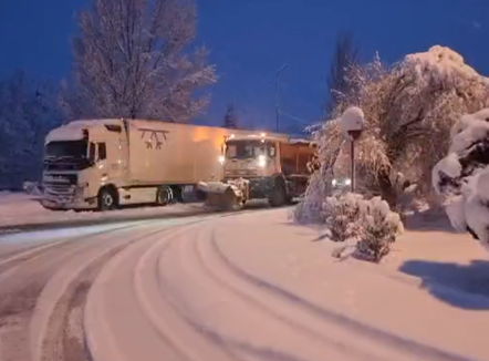 Reshjet e dëborës dhe rrëshqitjet e dherave paralizojnë lëvizjen në zonat rurale të Pogradecit