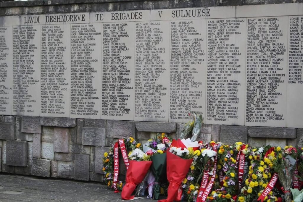 Brigada V Sulmuese, krenaria e Luftës Antifashiste Nacional-Çlirimtare!