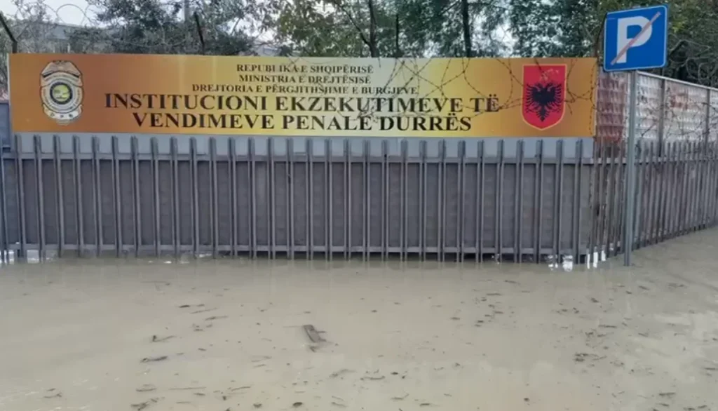 Vjedhje në banesën e një punonjësi burgu në Durrës, merret arma e shërbimit dhe kursimet Vjedhje në banesën e një punonjësi burgu në Durrës, merret arma e shërbimit dhe kursimet
