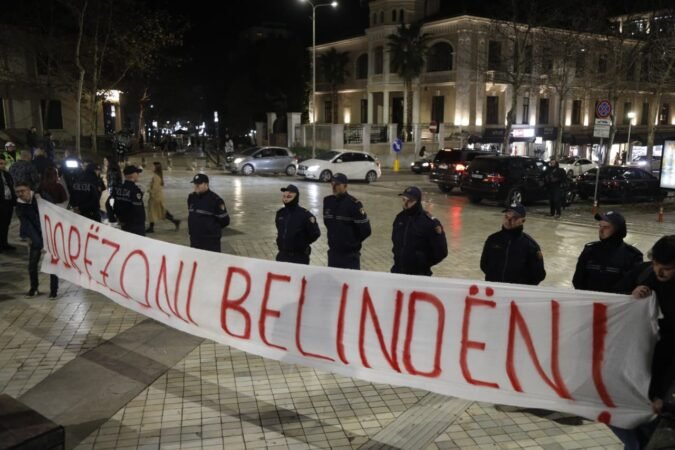 “Dorëzoni Belindën”, Lëvizja “Bashkë” proteston para Kuvendit kundër korrupsionit dhe varfërisë