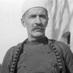 Heroi kombëtar Isa Boletini njihet për trimëritë dhe rolin e tij të rëndësishëm në historinë shqiptare, por shumë pak njerëz e dinë një detaj interesant nga jeta e tij personale: atij i mungonte gishti i mesëm.