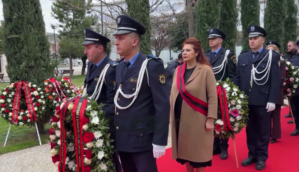 Vlorë, përkujtohet 182-vjetori i lindjes së Ismail Qemalit me homazhe te varri monumental Vlorë, përkujtohet 182-vjetori i lindjes së Ismail Qemalit me homazhe te varri monumental