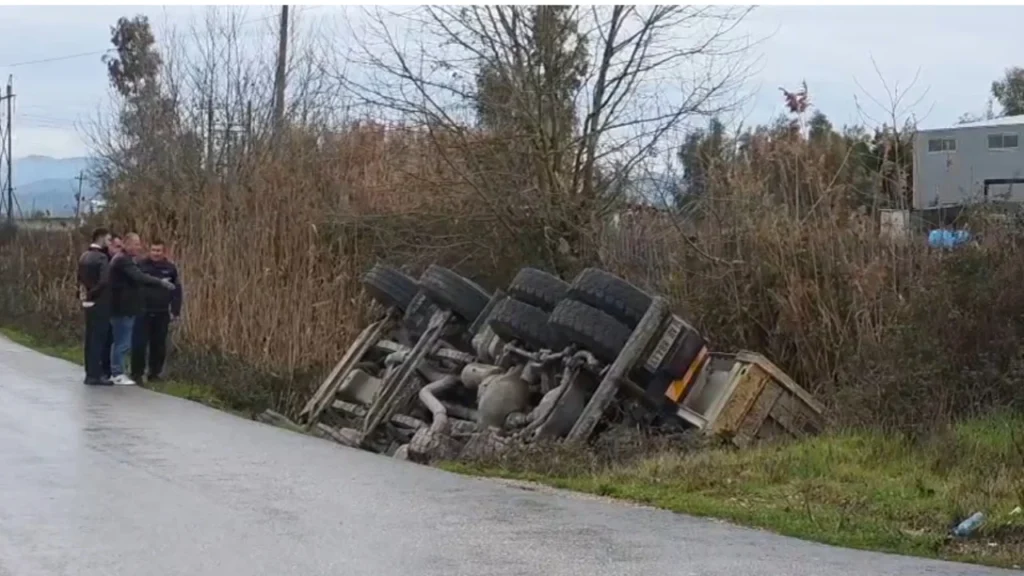 Kamion i tonazhit të rëndë del nga rruga dhe përfundon në kanal në aksin Fier–Kallm