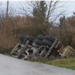 Kamion i tonazhit të rëndë del nga rruga dhe përfundon në kanal në aksin Fier–Kallm