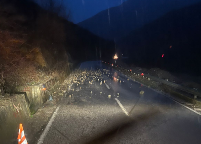 Shi intensiv në Kukës, ndërhyrje në akse rrugore për shkak të rënies së gurëve