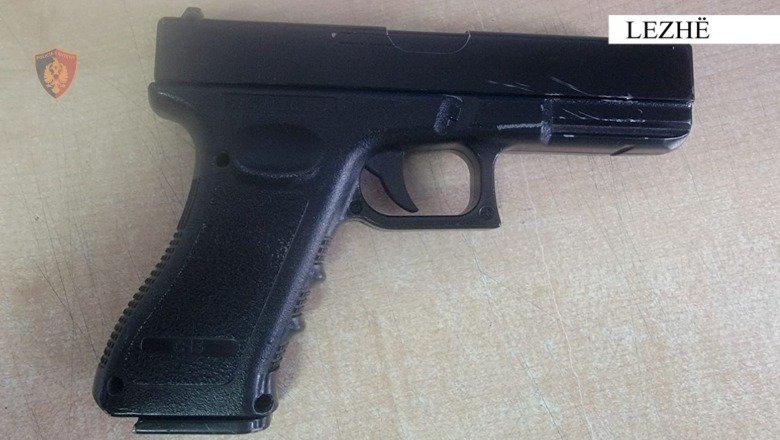 Dyshohet se grabitën dy karburante me pistoletë lodër, Policia e Lezhës shpall në kërkim dy persona Dyshohet se grabitën dy karburante me pistoletë lodër, Policia e Lezhës shpall në kërkim dy persona