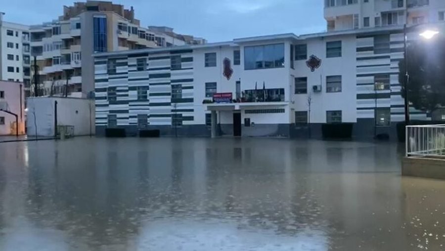 Shiu i dendur krijon vështirësi në Lezhë, disa zona përkohësisht nën ujë