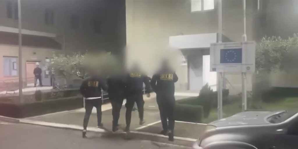 Skemë e organizuar droge në paraburgimin e Elbasanit, arrestohen tre persona mes tyre një punonjës policie Skemë e organizuar droge në paraburgimin e Elbasanit, arrestohen tre persona mes tyre një punonjës policie