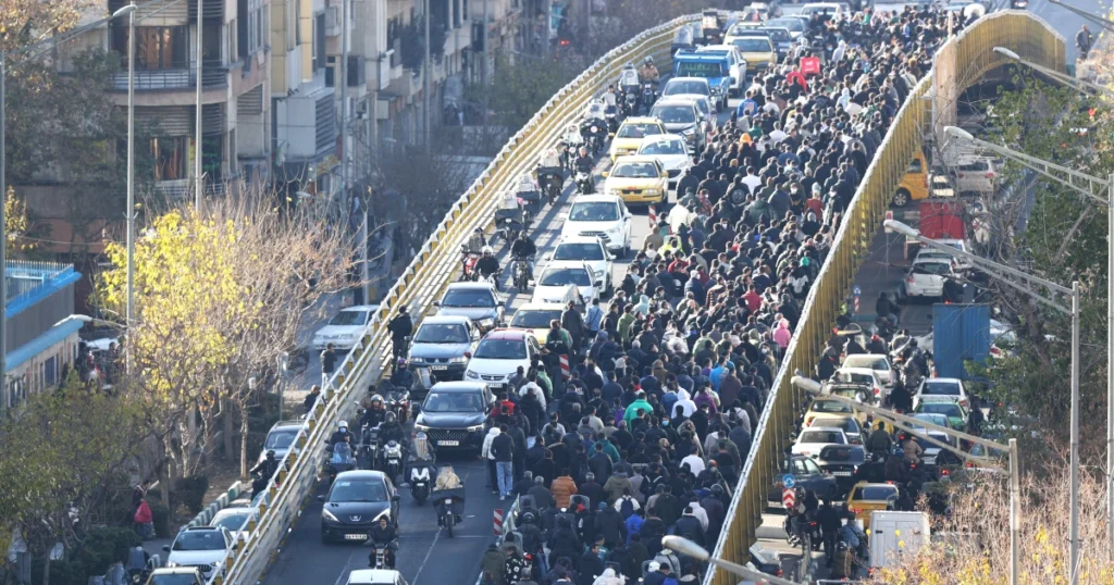 Irani në paralizë ndërsa protestuesit sulmojnë zyrën e guvernatorit, turmat brohorasin “Vdekje Khameneit”
