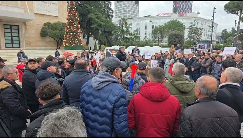 Tensione në protestën e “Shqipëria Bëhet”, katër mbështetës në pranga dhe procedime penale të shumta
