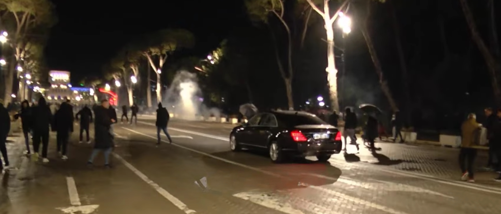 Pas thirrjes për marshim drejt Kuvendit, Berisha largohet nga protesta, përplasje mes protestuesve dhe Policisë