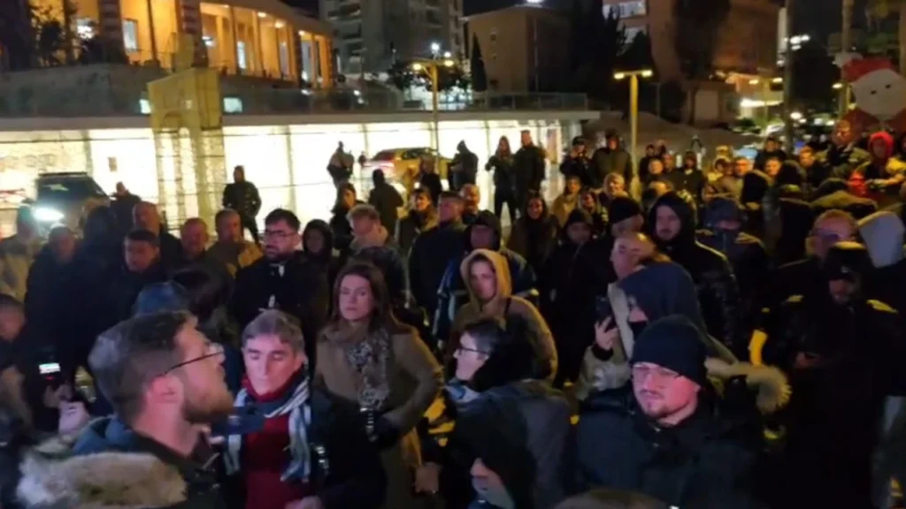 Banorët e Durrësit protestojnë për dëmshpërblimin, përplasje me policinë