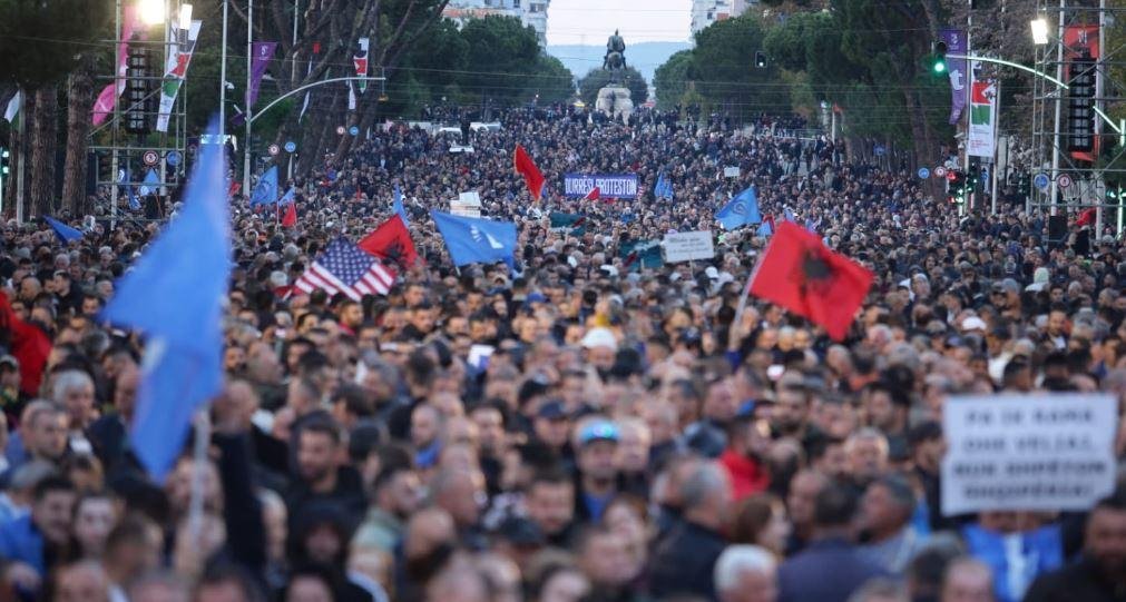 Rreth 500 qytetarë të organizuar nga Vlora janë nisur për të marrë pjesë në protestën e thirrur sot nga Partia Demokratike në Tiranë.