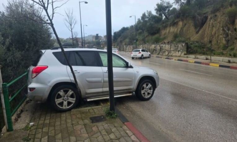 Përplasje ballore në hyrje të Sarandës, shoferja përfundon në spital