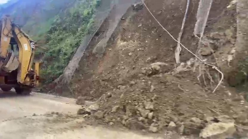 Bllokohet përkohësisht aksi Gjirokastër–Tepelenë, rrëshqitjet e dherave krijojnë radhë në Shkallën e Zezë