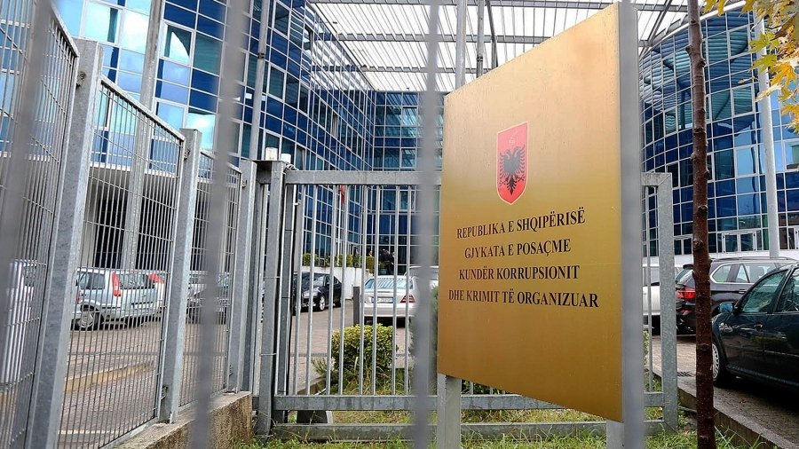 Skemë korrupsioni në drejtësi, SPAK çon për gjykim dy ish-prokurorë të Sarandës për ryshfet Skemë korrupsioni në drejtësi, SPAK çon për gjykim dy ish-prokurorë të Sarandës për ryshfet