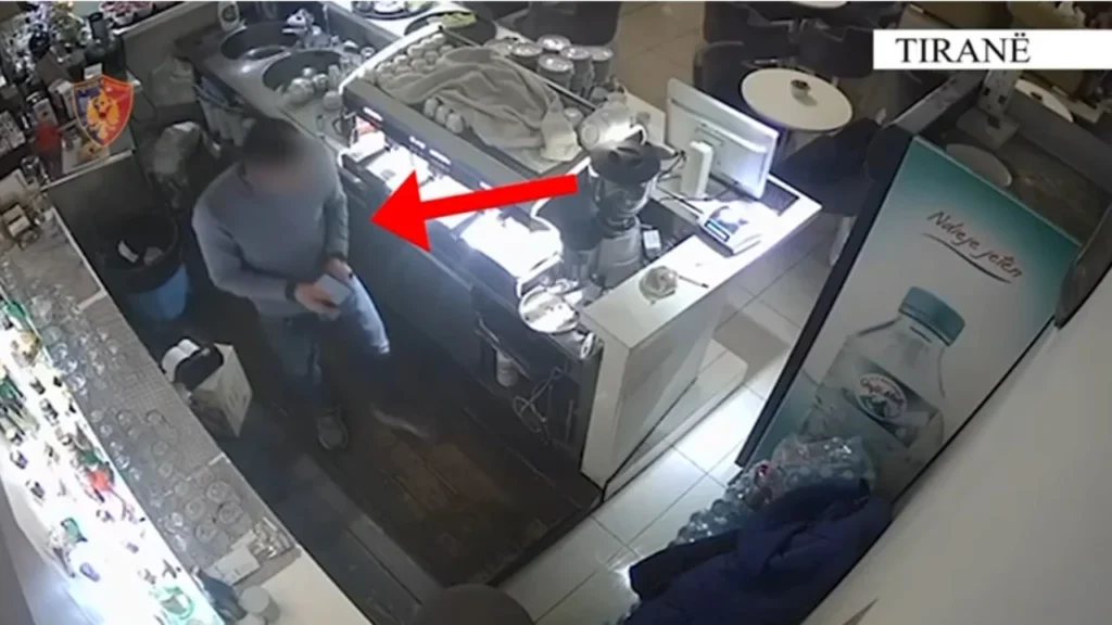 Punonjësi i lokalit u arrestua në Tiranë pasi kamerat e sigurisë zbuluan vjedhjen e parave