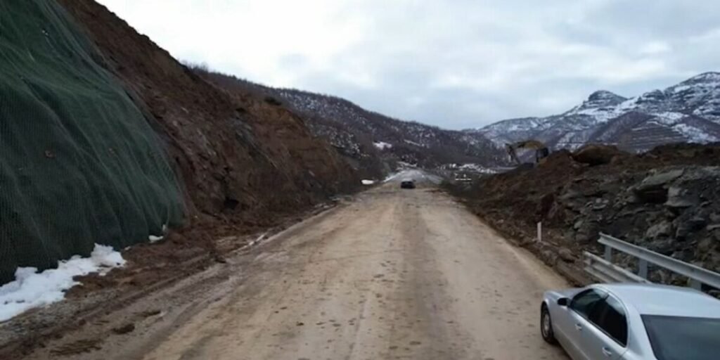 260 milionë euro dhe ende nën baltë: rruga Qukës–Qafë Plloçë rihapet pas dy javësh, por problemet vazhdojnë