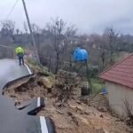 Rruga e re në Usojë shembet pas reshjeve, asfalti përfundon në oborrin e një banese