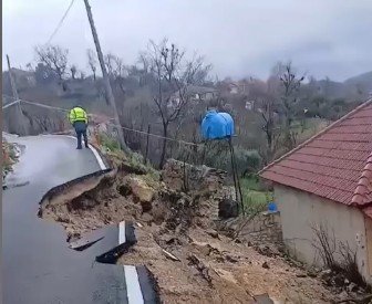 Rruga e re në Usojë shembet pas reshjeve, asfalti përfundon në oborrin e një banese