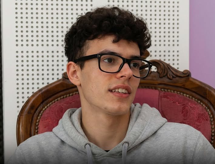 Nuk zgjodha të lind, pse duhet të punoj?” – Deklarata e 21-vjeçarit ndez debat të ashpër online