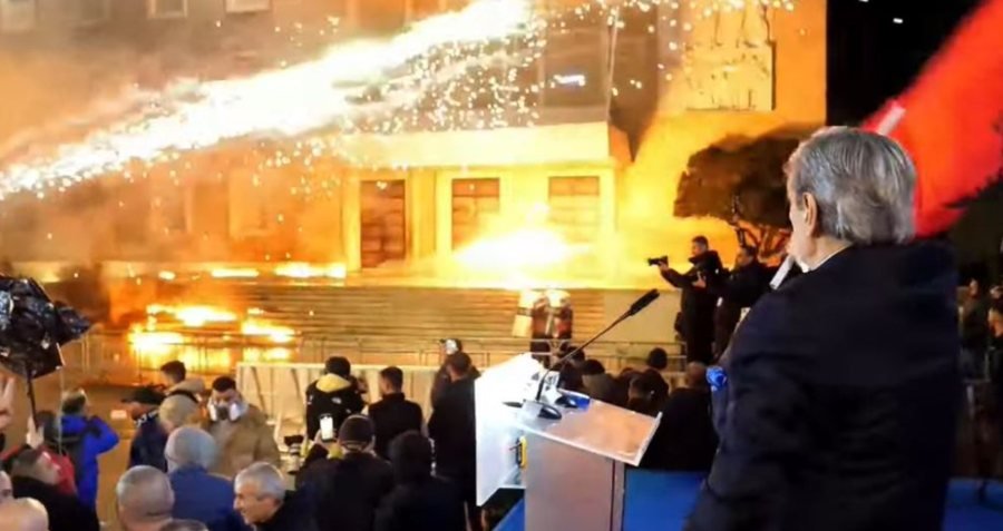 “Zjarre partizane” dhe rrethim i Kryeministrisë? Nard Ndoka paralajmëron skenarë më të ashpër për protestën e radhës