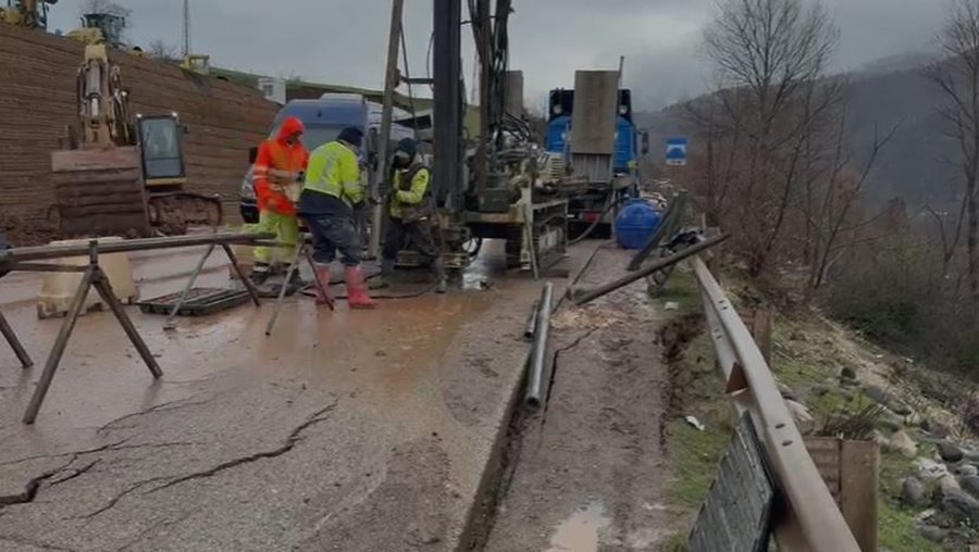 Alarm në Librazhd: Rrëshqitja e dheut rrezikon të shembë shtyllën 110 kilovolt !