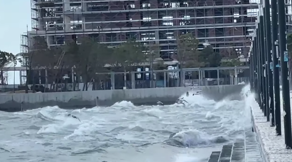 Kushtet e motit përkeqësohen në Vlorë, ndalohet lundrimi për mjetet e vogla dhe peshkimin