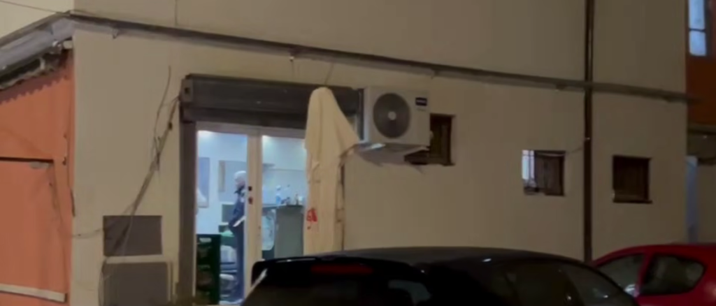 Konflikt i rikthyer pas dy vitesh përfundon me thikë në Korçë, 17-vjeçari plagos 37-vjeçarin dhe kapet pas disa minutash