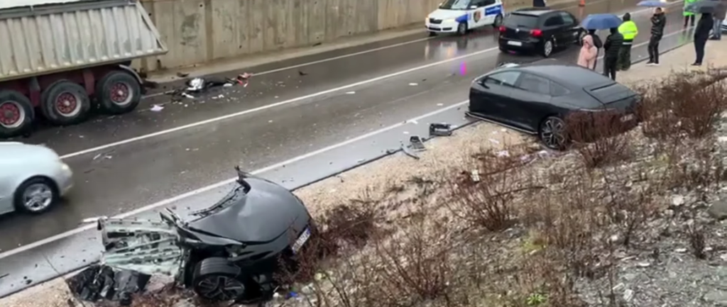 Përplasje e fortë në Rrugën e Arbërit, makina copëtohet pas aksidentit me trajler, tre persona të lënduar