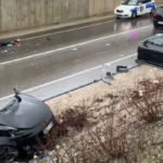 Përplasje e fortë në Rrugën e Arbërit, makina copëtohet pas aksidentit me trajler, tre persona të lënduar